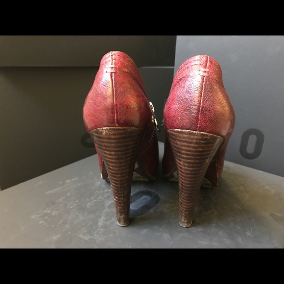 Frye Red Leather “Edie” Peep Toe High Heels with Gold Zipper Size 7 - Picture 3 of 9